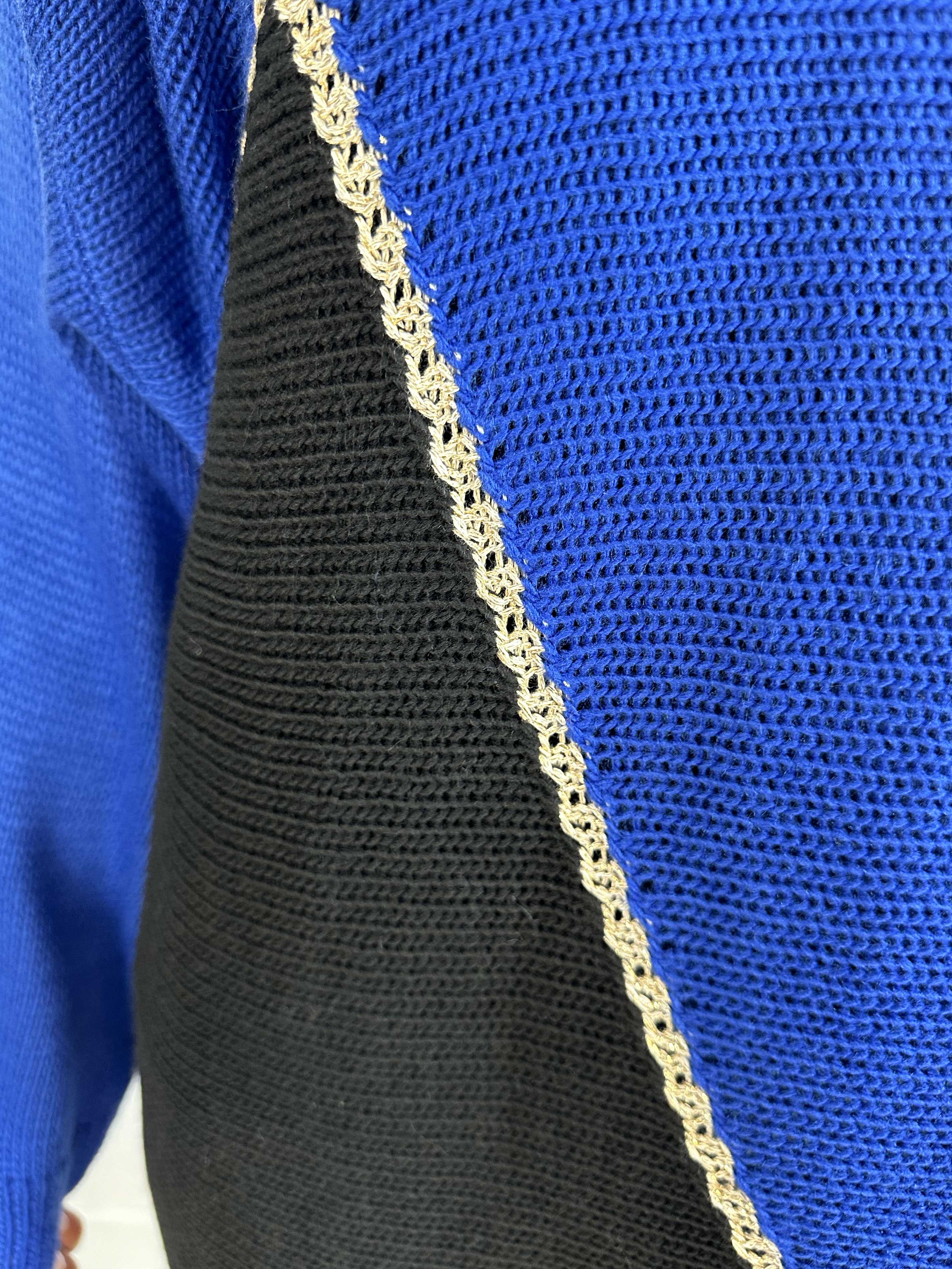 Amara - Tofarvet strikkjole med gulddetaljer